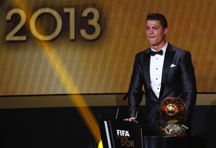 Cristiano Ronaldo in lacrime parla dopo aver vinto il suo secondo Pallone d&#39;Oro. Ha superato Messi, che vinceva il riconoscimento da 4 anni, e Ribery. Reuters